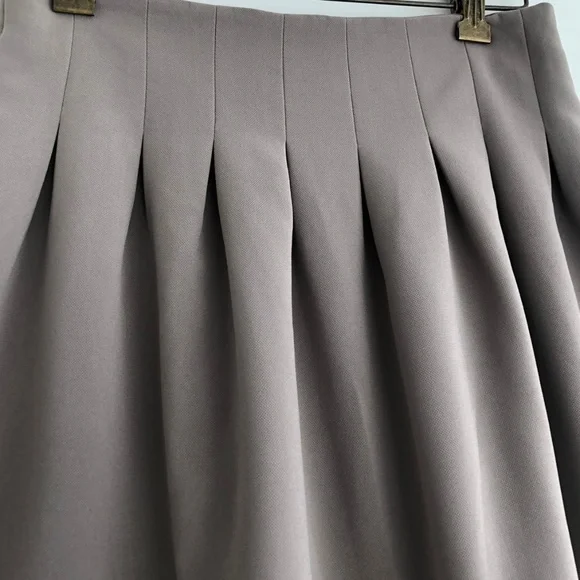 $10 CLEARANCE! H&M Taupe Circle A Line Pleat Midi Skirt - Picture 3 of 9
